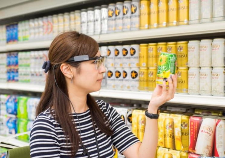 アイトラッキング調査を行う参加者（メガネ型デバイス装着）